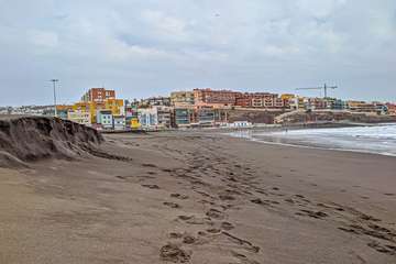 El fuerte oleaje rebana la arena de Melenara/Antonio Rico.
